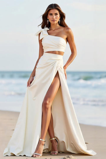 Une épaule une ligne robe de mariée longue blanche avec fente